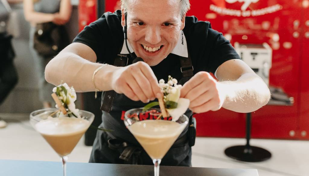 Kavni spektakel v Ljubljani: Zmagovalec Barista Cupa navdušil s koktejlom, posvečenim Cankarju