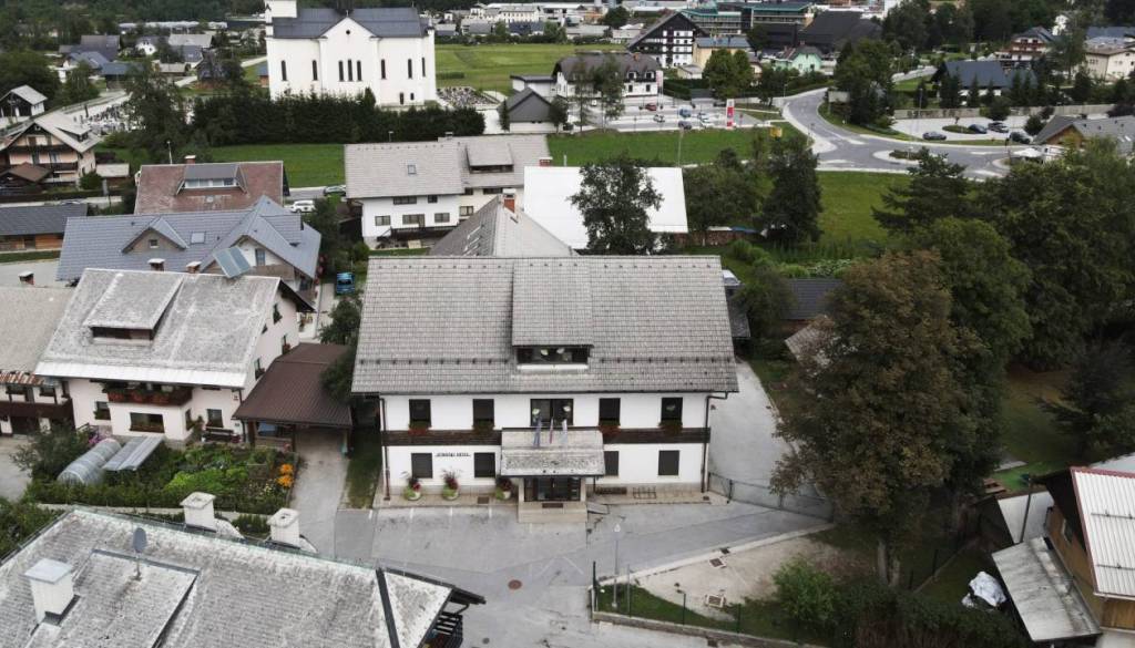 Zaradi Bohinjske hiše vre med domačini, občina pa sporoča: Odločitve še ni