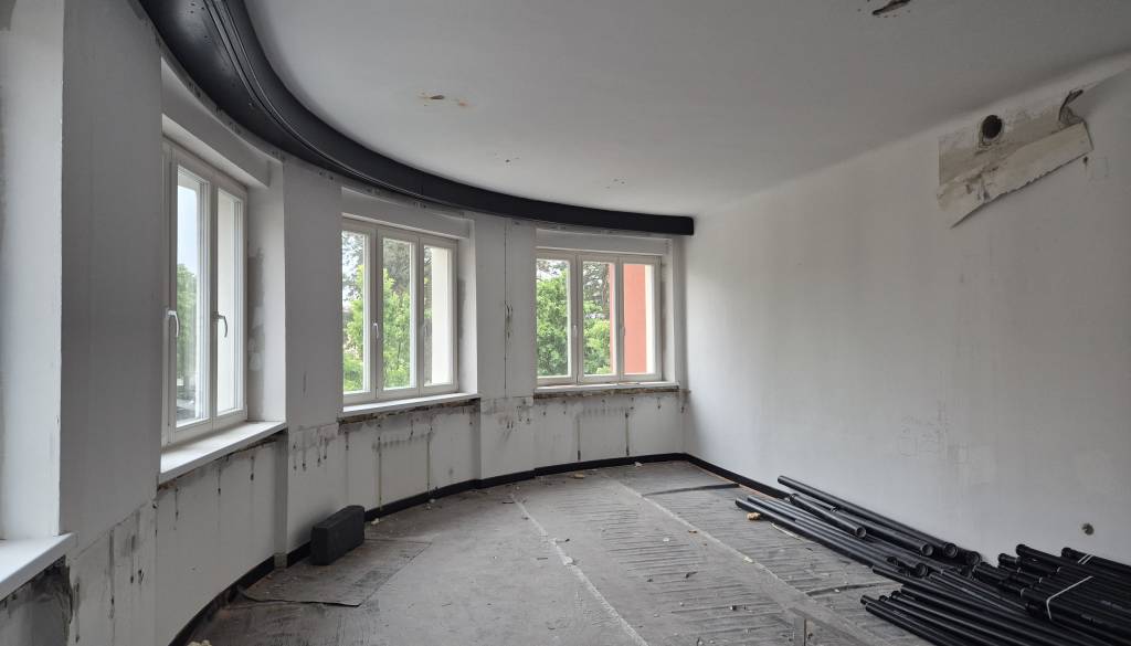 FOTO: Pokukali smo v notranjost Delavskega doma, tako napreduje obnova