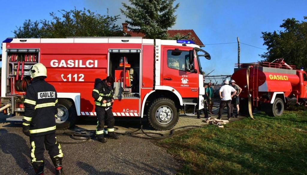 Ukleščenega voznika reševali gasilci, a je umrl na kraju nesreče