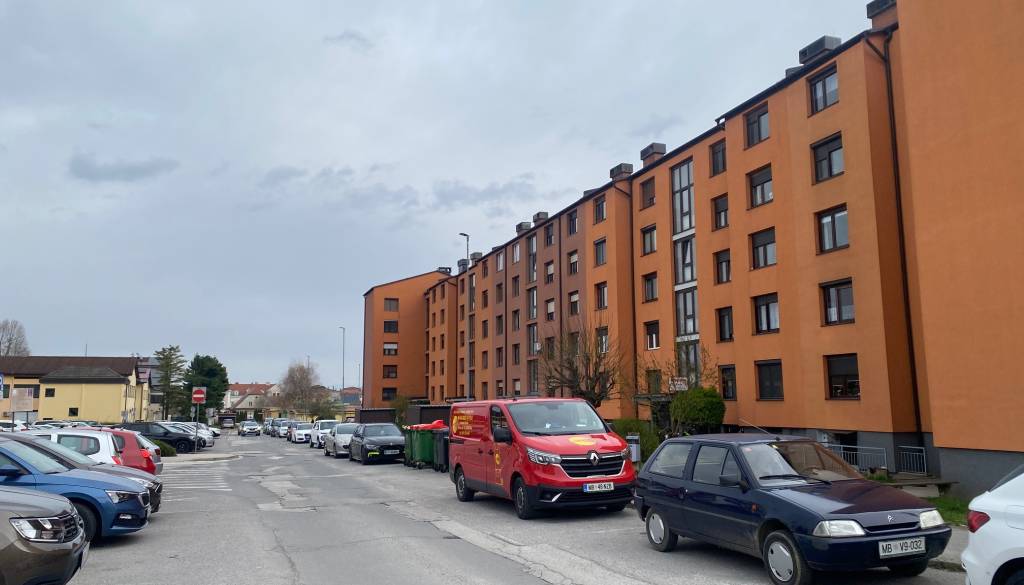 Zelene nadstrešnice nad parkirišči? Ptujska svetnica opozarja na pregrevanje blokovskih naselij