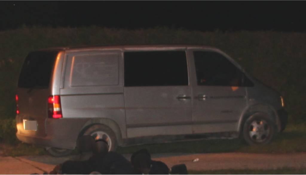 Policijska drama na Dolenjskem: albanski voznik bežal, v kombiju imel 18 tujcev