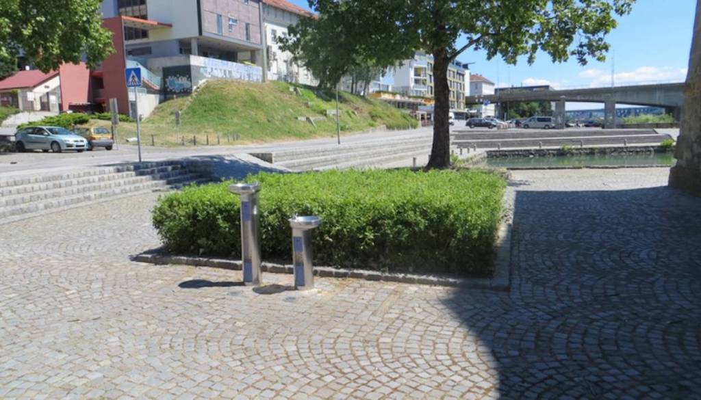 Manj plastike, manj stroškov: V Mariboru pozivajo k uporabi steklenic za večkratno uporabo, kje si lahko brezplačno natočite vodo?