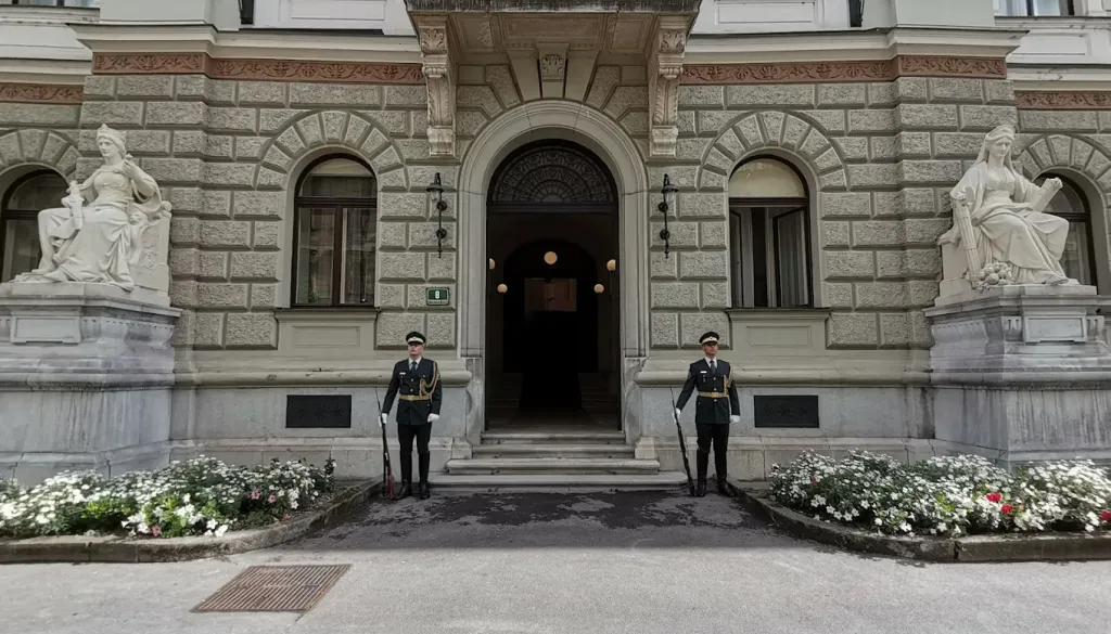 Ljubljana v ponedeljek delno zaprta: Cesta 27. aprila in Prešernova cesta brez prometa, spremembe tudi pri LPP