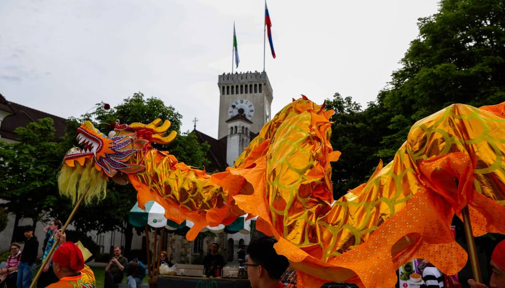 FOTO: Kitajski zmaj zavzel Ljubljanski grad, ognjeni spektakel pustil brez besed