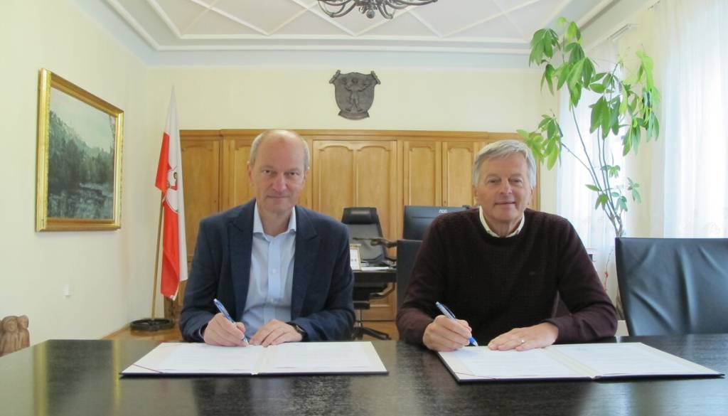Ujma jo je skoraj odnesla, zdaj končno sanacija porušene makadamske ceste v Dragi