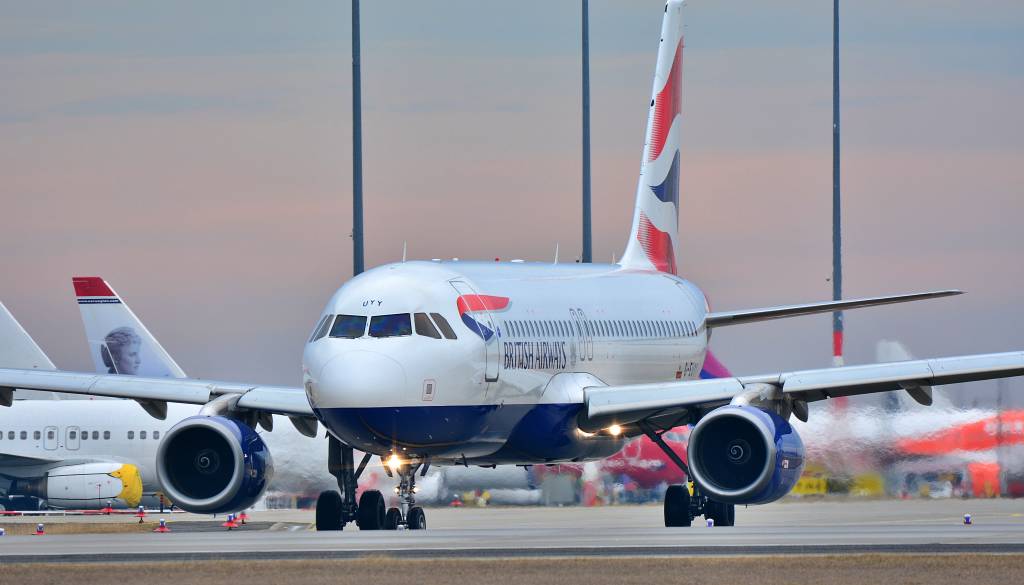 Drama na splitskem letališču: Letalo Croatia Airlines zdrsnilo s steze, 132 potnikov evakuiranih
