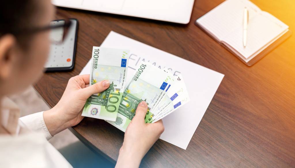 Na račune javnih uslužbencev prispel višji regres