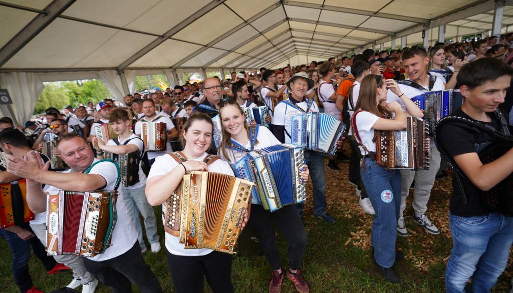 FOTO: V Velenju podrli slovenski in evropski rekord v igranju harmonike, hkrati zaigralo več kot 4000 harmonikarjev