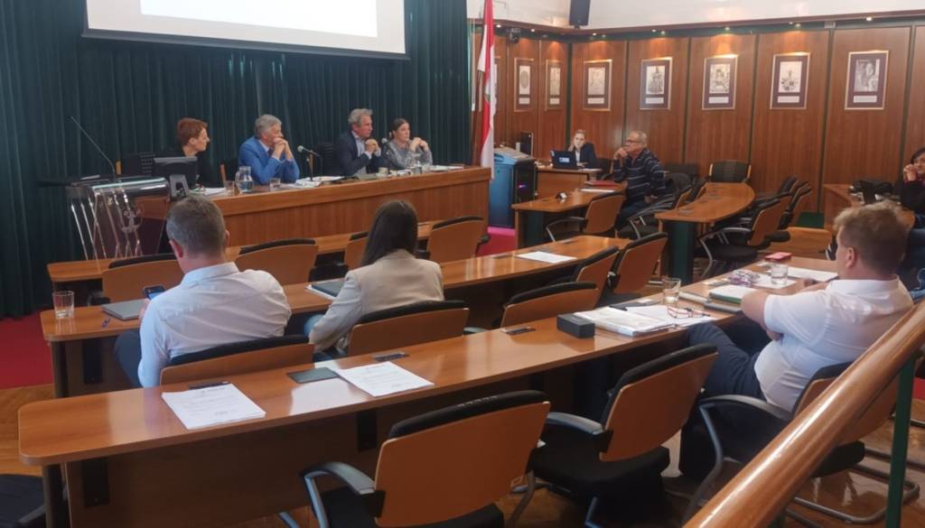 Politični trk v Radovljici: Svetniki zapustili sejo, v ozadju spor o parkirišču v središču mesta 