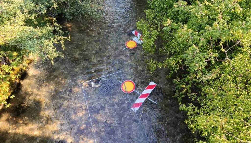 Gorenjska: Nekdo odstranjuje zapore pri zaprtem mostu, občina opozarja na nevarnost