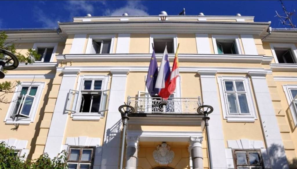 Začasno se zapirajo trije krajevni uradi na Dolenjskem. Kam po odgovore ta čas?