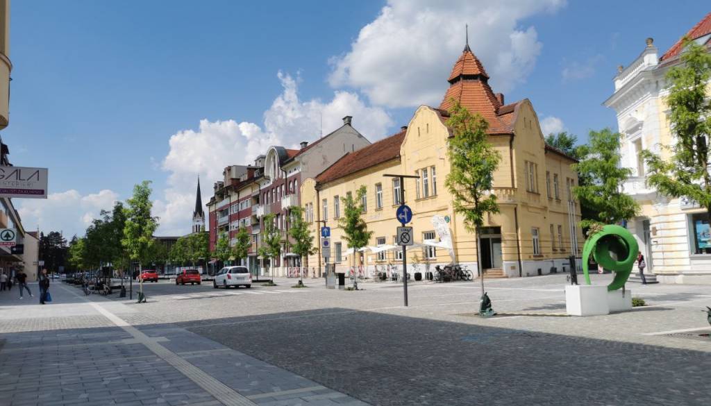 Mestna uprava pojasnila, zakaj popolna zapora Slovenske ulice trenutno ni mogoča in pod katerimi pogoji bi lahko bila