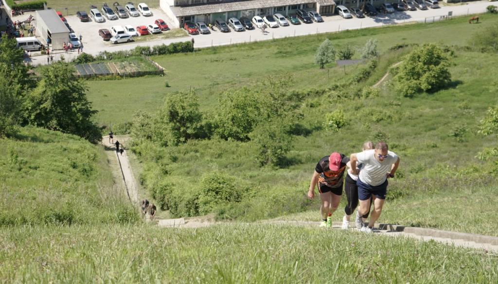 FOTO in VIDEO: Po 455 stopnicah na Kalvarijo, Maribor gostil Štengijado