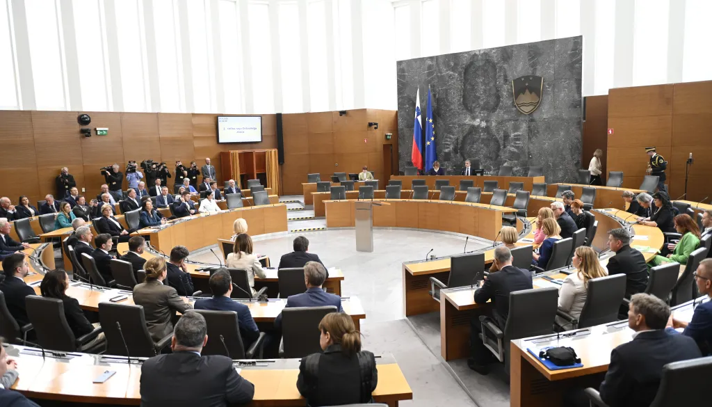 Koalicijska pogodba prinaša brezplačni bančni račun, mladi do 29 let naj bi dobili 3000 evrov olajšave