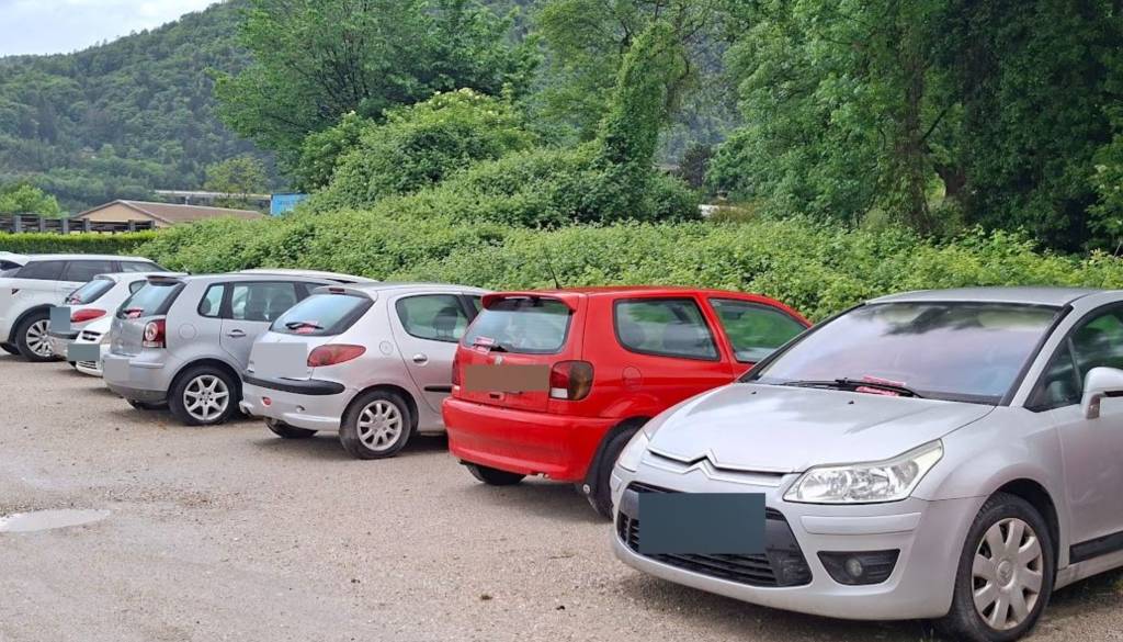 Jeseniški redarji ukrepali na Koroški Beli: Zakaj so nekateri lastniki prejeli odredbe, čeprav je parkiranje dovoljeno? 