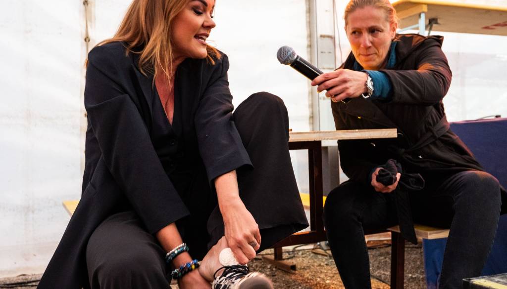 Rebeka Dremelj na Gorenjskem priznala poraz proti visokim petam, Alma Rekič v vlogi »mikrofonske asistentke«