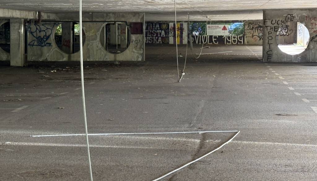 Kaj mariborska občina odgovarja občanom, ki se zaradi vandalizma v zaprti garaži bojijo za svoje otroke?