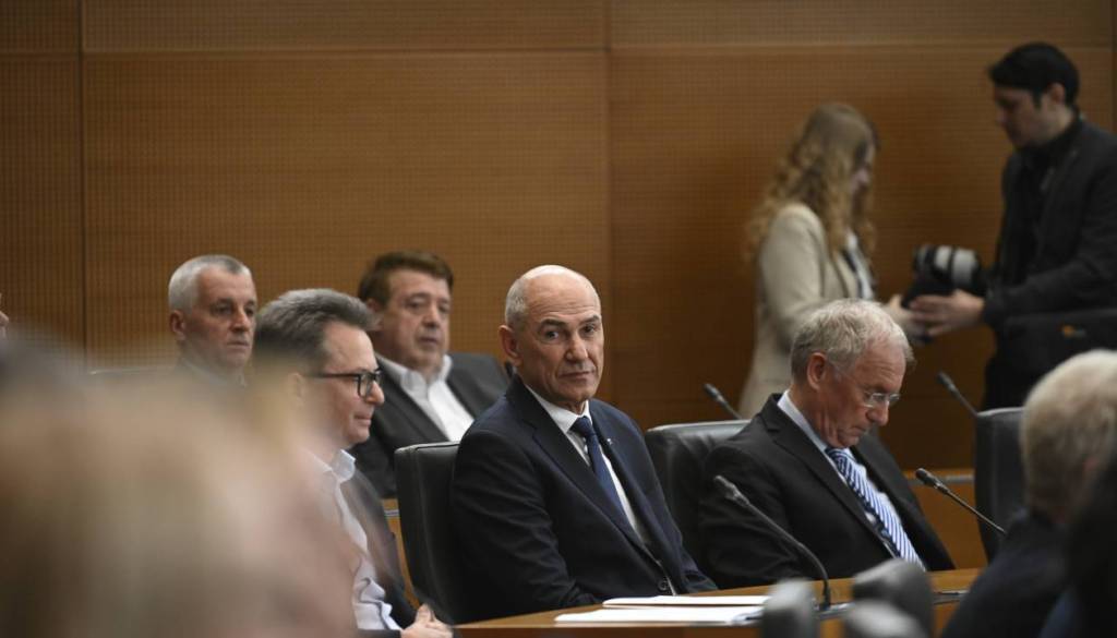 Janševa koalicija pripravlja šok ukrepe: Brezplačni računi, telefoni prepovedani, globe iz socialne pomoči