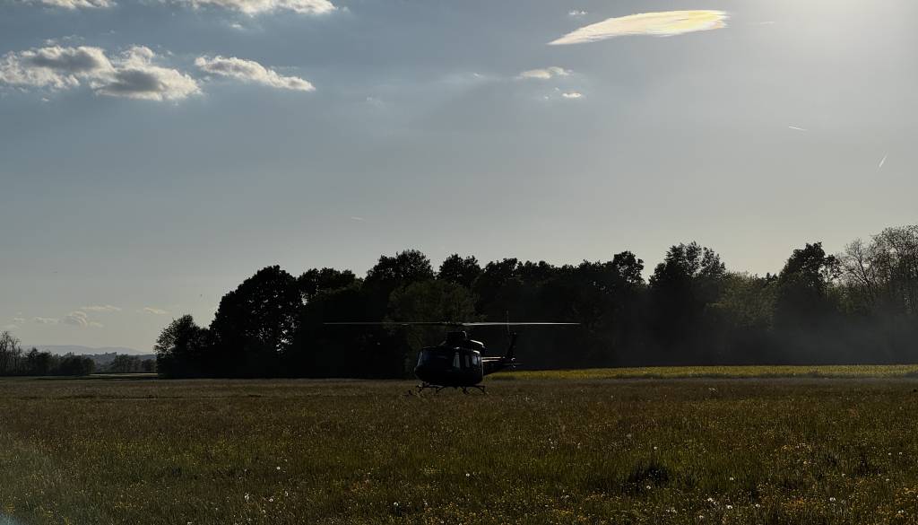 Delovna nesreča: moškega po trčenju s traktorjem odpeljal helikopter