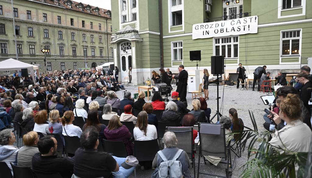 FOTO in VIDEO: Ker prenova SNG Drama stoji, so predstavo odigrali kar pred gledališčem