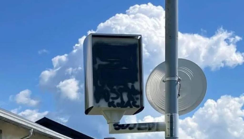 FOTO: Radar v Radomljah ni preživel niti prve noči, nanj so se spravili vandali