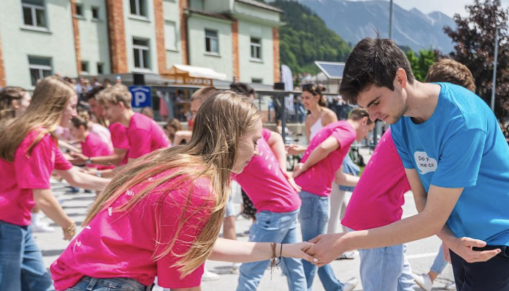 VIDEO: Jeseniški maturanti odplesali tradicionalno četvorko