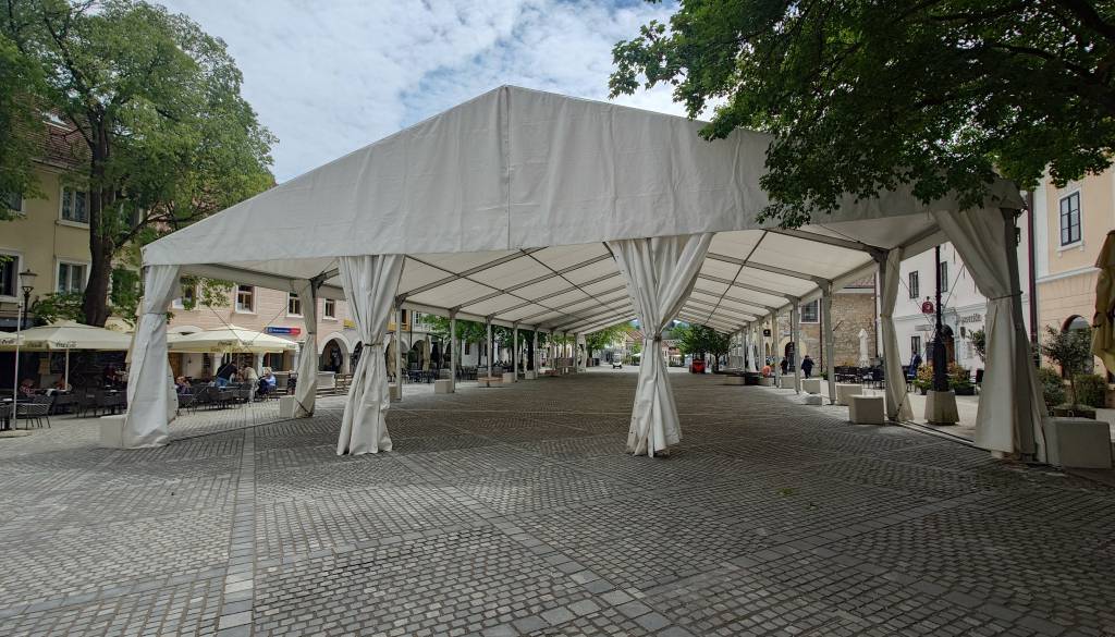 FOTO: V Novem mestu v polni pripravljenosti za Festival cvička, tako je videti Glavni trg