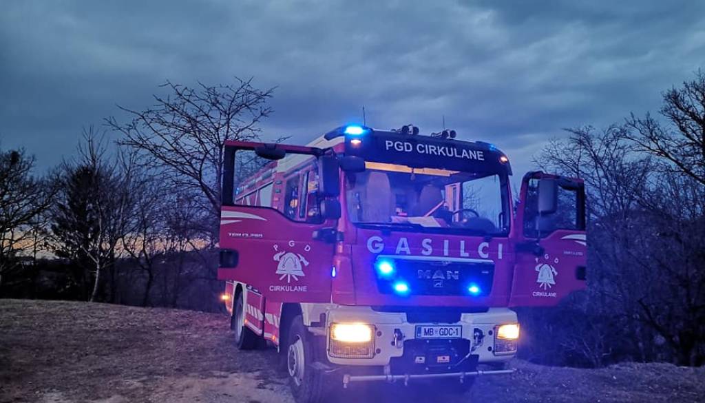 V Cirkulanah gasilci ponoči odstranili podrto drevo s cestišča