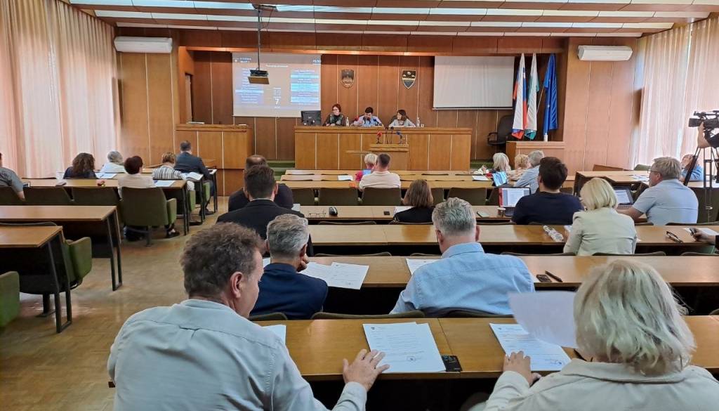 Potrjene nove cene odvoza odpadkov, Gjörek potrjena za direktorico, Antalics častni občan