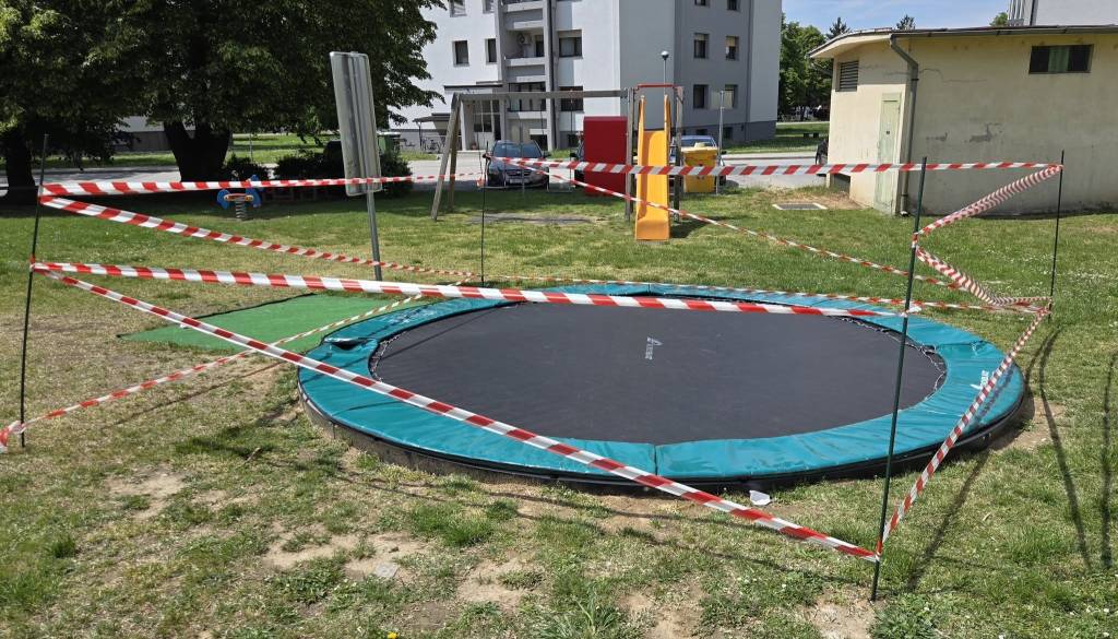 Vandali poškodovali trampolina, občina ju je začasno zaprla