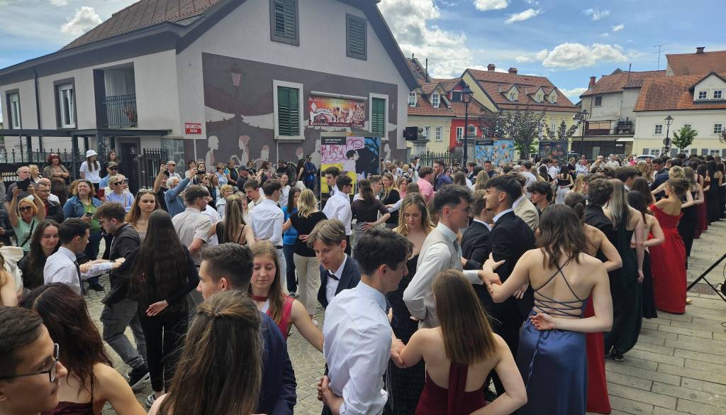Maturanti v svečanih oblačilih zavzeli staro mestno jedro Kranja in zaplesali četvorko