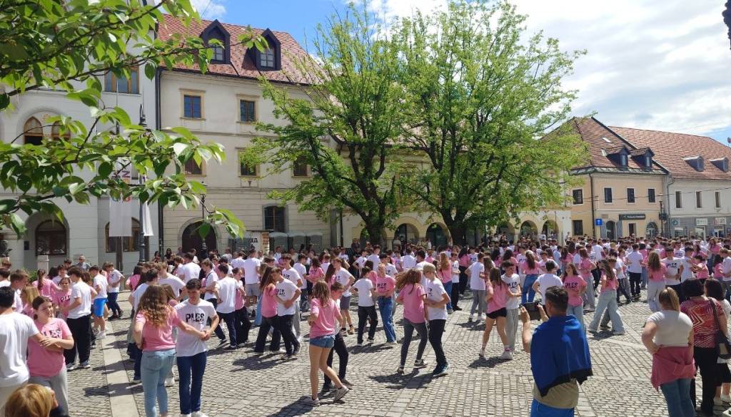 FOTO in VIDEO: Novomeški maturanti zavzeli Glavni trg in zaplesali četvorko