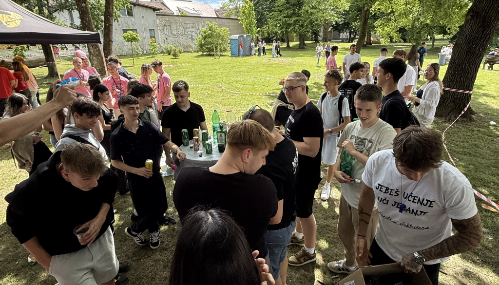 FOTO in VIDEO: Maturanti po četvorki uživajo v sproščenem druženju v parku
