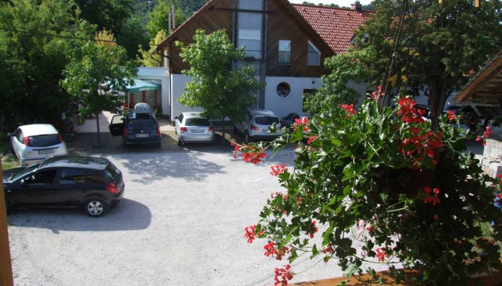 Naprodaj eno najbolj znanih dolenjskih gostišč. Nahaja se tik ob avtocesti
