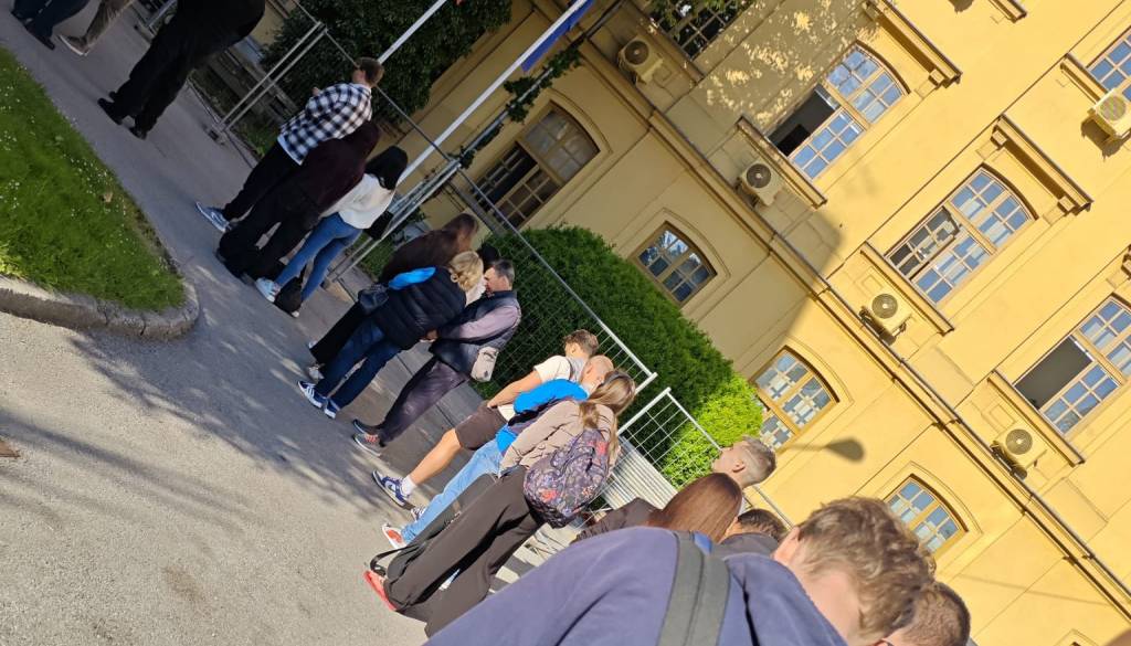 Prizor izpred upravne enote na Tobačni vznemiril Ljubljančane: Kolona ljudi se vije tudi po dvorišču