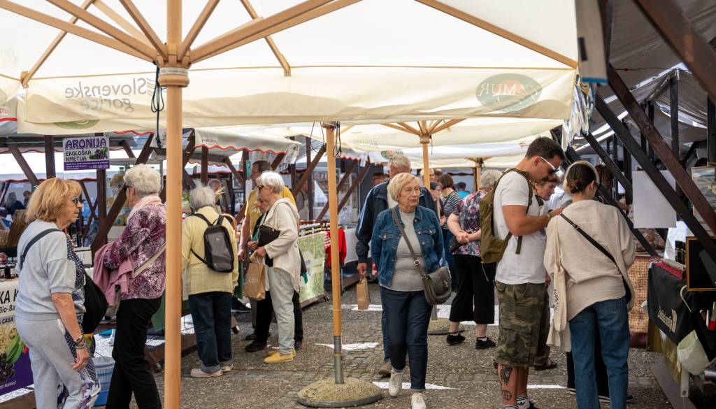 FOTO in VIDEO: Stojnice slovenskih kmetij polne dobrot, obiskovalce čaka še pester program