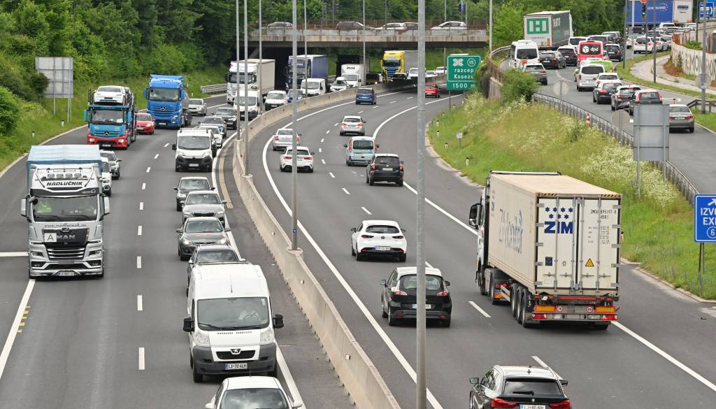 Kako se Slovenci vozimo po opravkih? Avtomobil ima še vedno veliko prednost