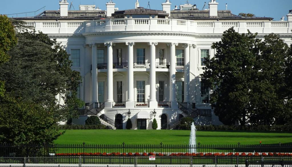 Trump po streljanju pri Beli hiši pohvalil tajno službo