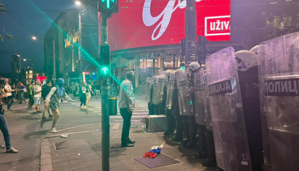 Mirni protest se je končal v kaosu, policija pridržala 23 ljudi