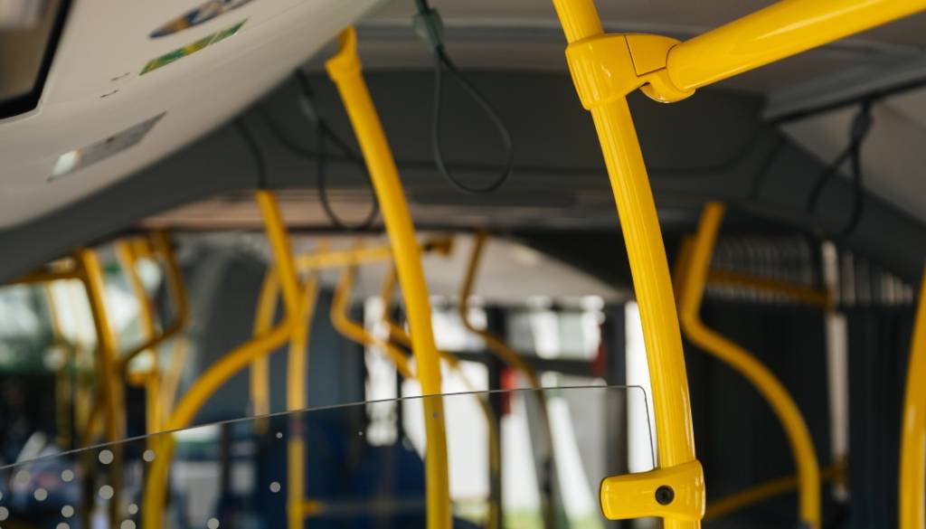 VIDEO: Na mestnem avtobusu naj bi voznik pljunil potnika – posnetek sprožil burne odzive
