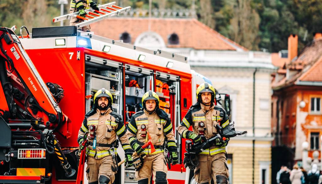 Drama na Štefanovi ulici: Sredi noči ostala ujeta za steklenimi vrati