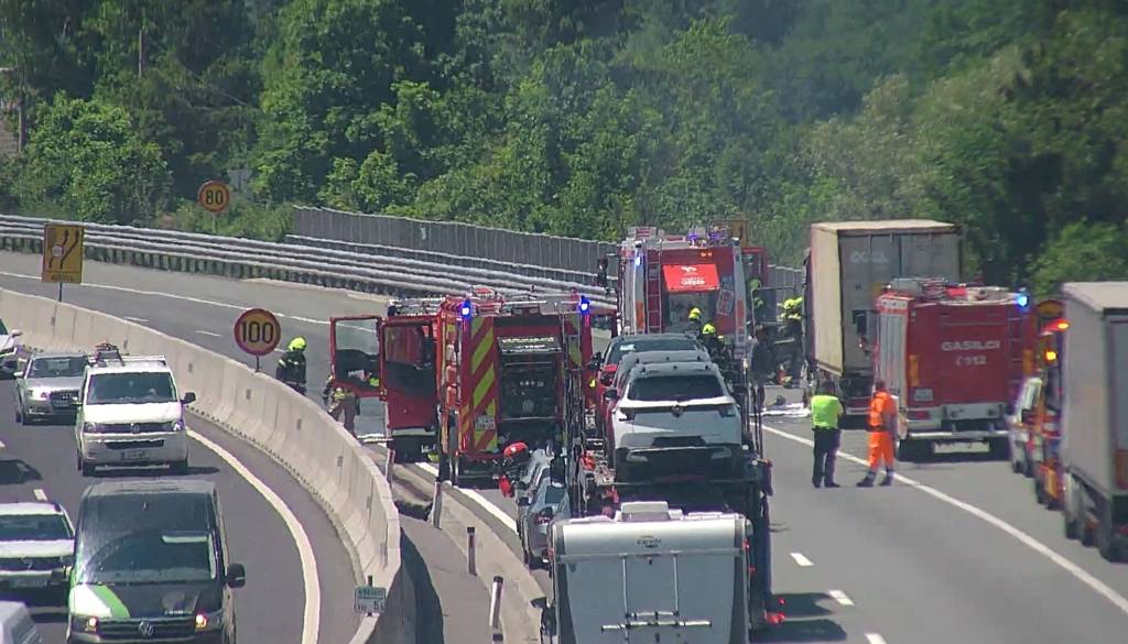 Goreče tovorno vozilo zaprlo avtocesto