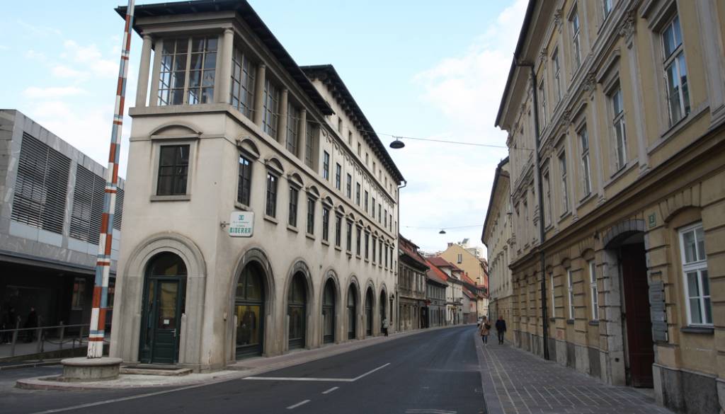 Plečnikov zastavni jambor pred Pegleznom danes odstranjujejo – se simbol Ljubljane sploh še vrača?