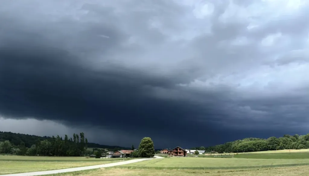 Po vročem dnevu prihajajo neurja s točo in sunki vetra