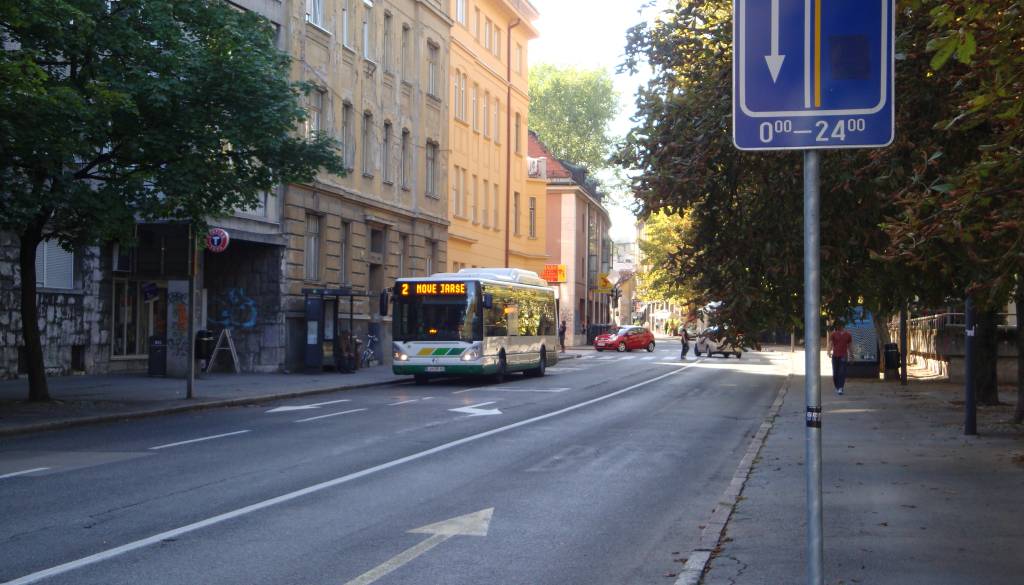 Na Poljanski cesti se obeta radar: »Cesta je postala dirkališče skozi šole in vrtec«