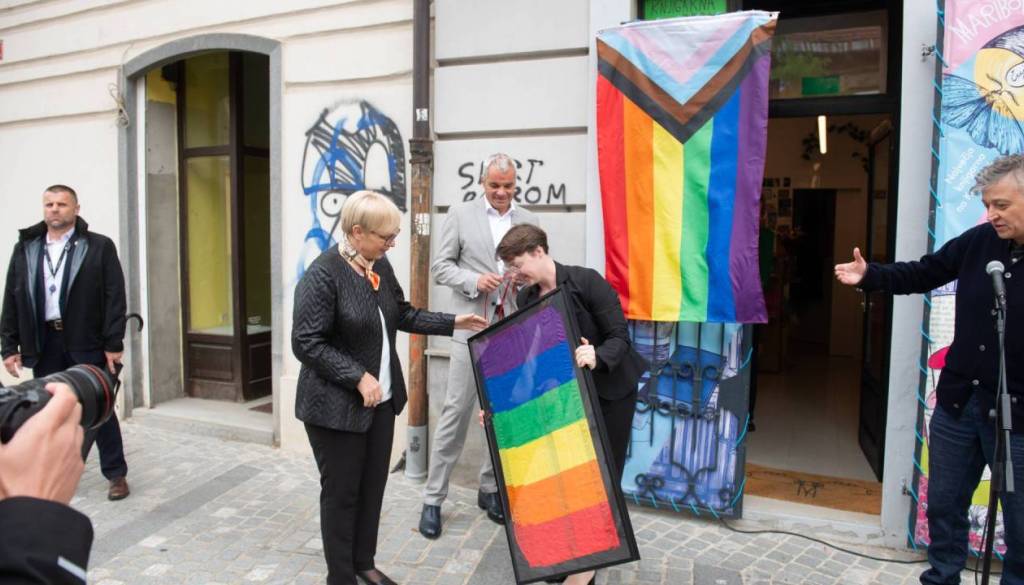 Mariborka zaradi mavrične zastave najema varnostnika: »Čez mejo jo ima vsak pajzl - in ni nobenih težav, pri nas pa ...«