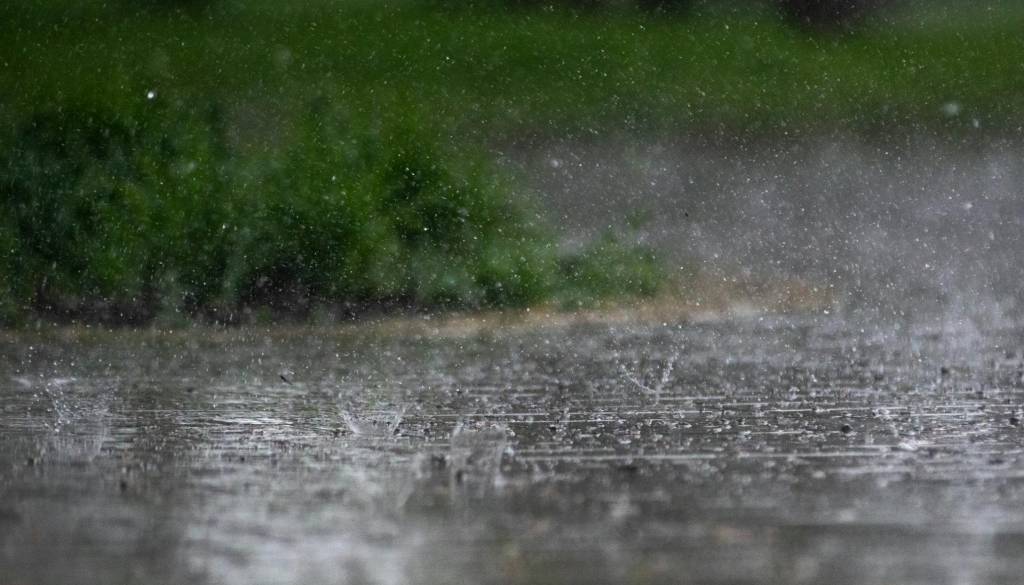 Po hudi vročini prihajajo neurja: Meteorologi opozarjajo na točo in močan veter