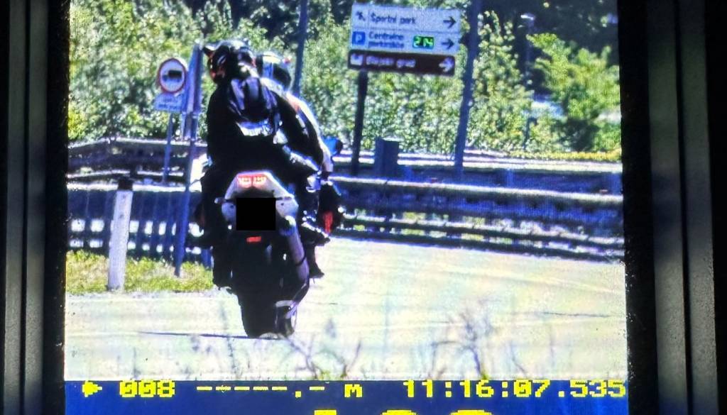 Na Bledu motorist divjal kar 108 kilometrov na uro tam, kjer je omejitev 50