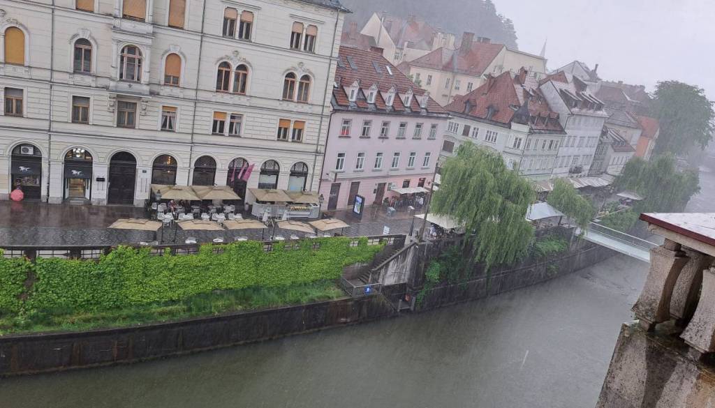 Prihajajo močne nevihte, možni toča, nalivi in sunki vetra